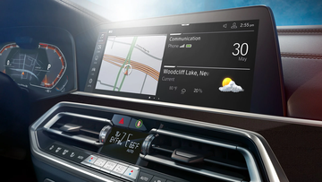 Đặt ở vị trí trung tâm là màn hình cảm ứng 12.3 inch tích hợp hệ điều hành BMW OS 7.0