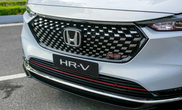 Cản trước trên Honda HR-V 2023 bản RS cũng được thiết kế theo phong cách kim cương với dải mạ chrome trải hết bề rộng đầu xe