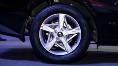 Phiên bản AT và AT Đặc biệt trang bị la-zăng 15 inch nhỏ hơn