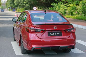 
Đuôi xe Honda City 2023 cân đối hơn trước do tạo hình thấp và rộng
