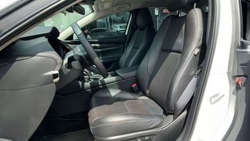 Hàng ghế trước thiết kế thể thao, ôm thân người và khoảng để chân khá thoải mái