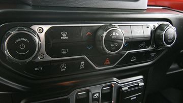 Jeep Gladiator 2023 cũng trang bị hệ thống điều hòa tự động 2 vùng trên tất cả phiên bản