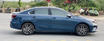 Thân xe Kia K3 2023 có chiều dài ấn tượng với thiết kế mui hơi thoải về sau