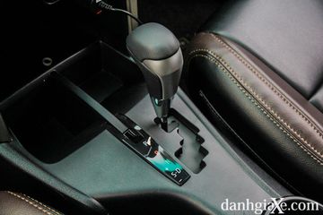 Cần số trên các phiên bản Toyota Innova 2023 vẫn là dạng zigzag truyền thống được ốp bạc