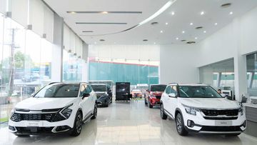 Khu trưng bày xe sang trọng tại showroom KIA Vinh