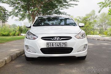 Tháng 12/2010, đời xe Hyundai Accent thứ 4 được nhập khẩu trực tiếp về Việt Nam
