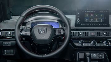 Honda Civic 2023 sở hữu vô lăng 3 chấu hiện đại, tinh gọn và không giống với bất kỳ mẫu xe nào trước đây của hãng tại Việt Nam