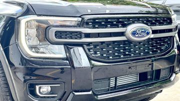 Cụm đèn chiếu sáng trên Ford Ranger 2024 được tạo hình chữ C độc đáo