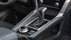 Mitsubishi Pajero Sport 2024 sử dụng cần số bọc da kết hợp ốp kim loại sang trọng