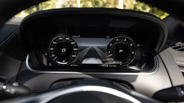 Xe sở hữu cụm màn hình HD TFT có đồ họa đặc biệt khi đặt đồng hồ đo vòng tua máy ngay chính giữa