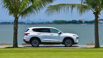 Phần vè cua lốp trên Hyundai SantaFe 2022 lồi ra rõ rệt, mâm xe thiết kế mới