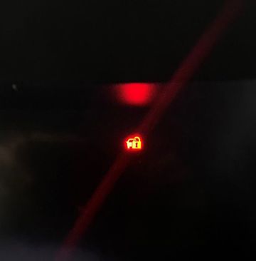 Đèn đỏ nhấp nháy biểu tượng chiếc xe và ổ khóa là đèn báo của hệ thống báo động chống trộm
