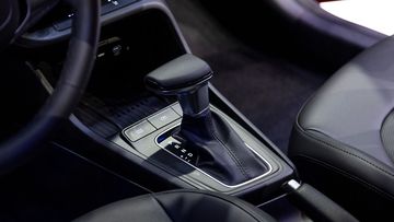 Hyundai Accent 2024 tiếp tục trang bị cần số truyền thống chiếm không gian nhưng bền bỉ và tin cậy