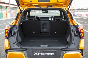 Mitsubishi Xforce 2024 còn sở hữu khoang hành lý khá đa năng, mặt sàn có thể điều chỉnh độ cao để phù hợp với nhiều nhu cầu chuyên chở khác nhau