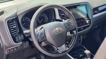 Mitsubishi Outlander 2024 sử dụng cụm vô lăng 3 chấu to bản bọc da truyền thống tương tự những “người anh em” cùng nhà