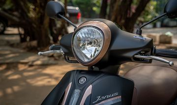 Cụm đèn pha vẫn tạo hình oval tròn đặc trưng của hãng