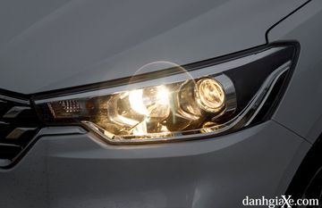 Cả 3 phiên bản Suzuki Ertiga đều sử dụng đèn pha/cos dạng halogen có bi projector.