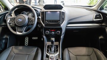 Khoang lái của Subaru Forester 2022 tạo ấn tượng trung tính với thiết kế dạng tầng gọn gàng và khoa học