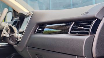 Cụm cửa gió phía ghế phụ vẫn có thiết kế hình chữ nhật đi kèm ốp giả vân carbon ở giữa không mấy ăn khớp