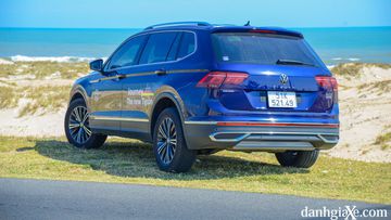 Đuôi xe Volkswagen Tiguan 2023 cũng gọn gàng, chuẩn mực với bố cục ngay hàng thẳng lối
