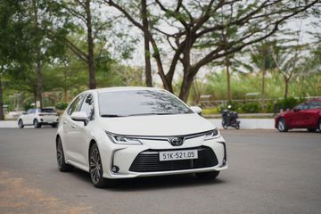 Thiết kế của Altis có nhiều điểm tương đồng đàn anh Camry.