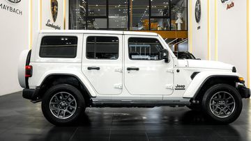 Phần thân xe Jeep Wrangler 2024 với các đường nét vuông vức được chia thành 3 khoang tách biệt