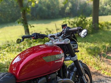 Tạo hình bình xăng thuôn dài, cùng phần nắp bình được đặt lệch cá tính