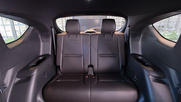 Hàng ghế thứ 3 trên Mazda CX-8 2024 tương đối rộng rãi