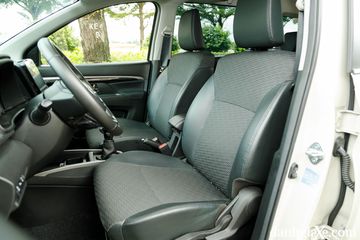 Ghế ngồi Suzuki XL7 Hybrid 2025 chỉ trang bị ghế ngồi bọc nỉ với phần viền da