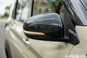 Gương chiếu hậu Suzuki XL7 Hybrid 2025 vẫn thiết kế bo góc các cạnh và đầy đủ tính năng