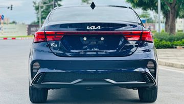 Cụm đèn Kia K3 2023 được trải dài ôm trọn bề ngang đuôi xe một cách gọn gàng, tinh tế và hiện đại
