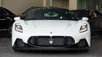 Đầu xe Maserati MC20 2024 được thiết kế thanh lịch bởi sự kết hợp giữa các chi tiết khá hài hòa