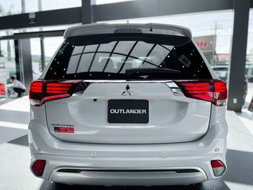 Cả bản thường và bản cao cấp của Mitsubishi Outlander 2023 đều “trung thành” với thiết kế đuôi xe tinh tế và hiện đại 