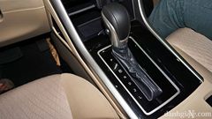 Cần số trên xe Mitsubishi Xpander AT có thiết kế gọn gàng hơn
