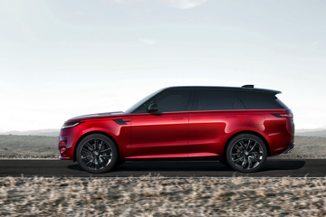 Hông xe Range Rover Sport 2024 với phần mui dốc về sau và những đường gân mạnh mẽ
