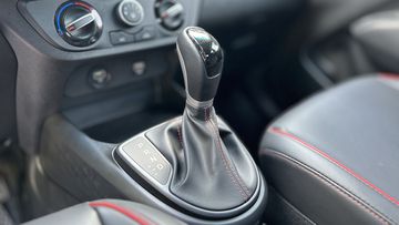 Cần số xe bọc da khá sang trọng và giúp chống bụi hiệu quả