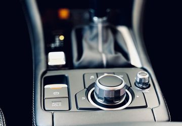 Xe được trang bị nhiều tính năng tiện ích như phanh tay điện tử, giữ phanh tự động, hỗ trợ đỗ xe...