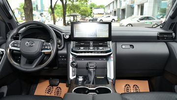 Toyota Land Cruiser 2023 sở hữu khoang lái được thiết kế khá tinh tế