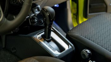 Cần số Suzuki Jimny 2024 cũng được thiết kế khá gọn gàng