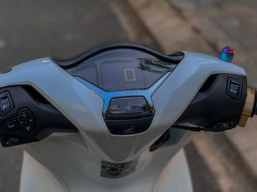 Mặt đồng hồ Honda SH 160i 2024 được chia làm 2 phần tách biệt