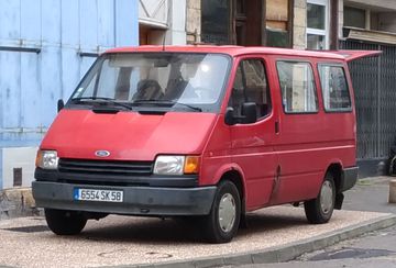 Thân xe Ford Transit thế hệ thứ 4 được thiết kế đơn khối hoàn toàn mới