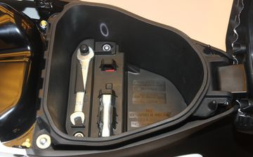 Honda Wave Alpha 2023 sở hữu cốp xe rộng rãi, được mở rộng thêm không gian với dung tích 5 lít