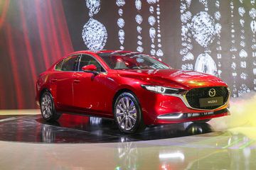 Hông xe của Mazda 3 2022 tạo ấn tượng với thiết kế liền lạc và nổi khối