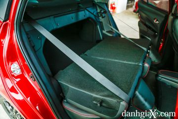 Hàng ghế thứ 2 của Toyota Vios GR-S vẫn có thể gập phẳng để mở rộng khoang hành lý