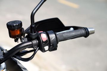 Hệ thống sưởi tay lái khiến Tiger 900 Rally Pro hoàn hảo với mọi điều kiện thời tiết