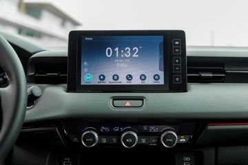 Màn hình trung tâm Honda HR-V 2025 vẫn duy trì kích thước, nhưng đã tinh giản đường viền bao quanh