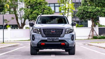 Mặt ca lăng Nissan Navara 2024 vẫn nổi bật với kiểu thiết kế hình thang ngược quen thuộc