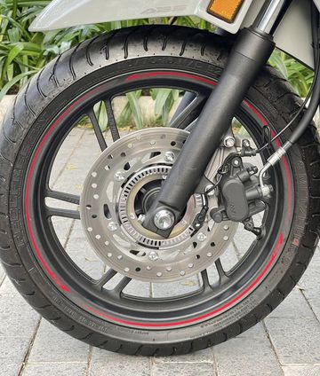Honda SH 350i 2024 sở hữu bộ mâm đúc 16 inch màu đen sang trọng