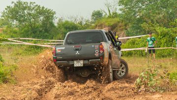 Hệ thống dẫn động 2 cầu Super Select 4WD-II giúp xe tự tin vận hành trên những cung đường offroad