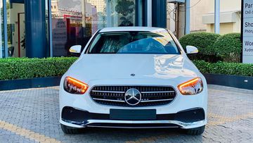 Đầu xe thiết kế kiểu 2 nan đơn cùng logo Mercedes bề thế chính giữa